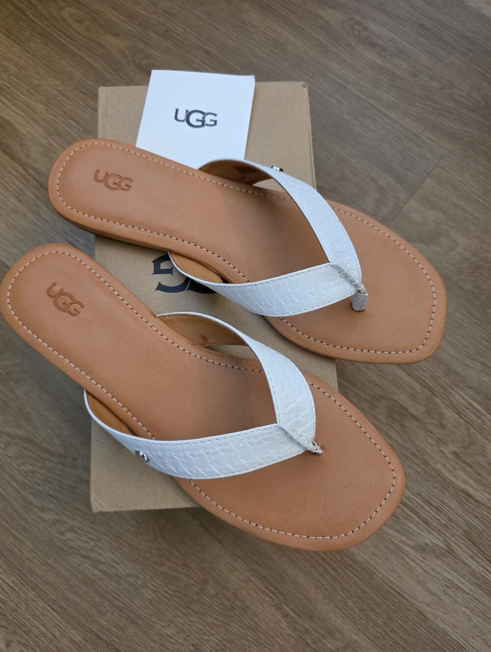 NIB UGG White Leather Thong Sandals with Tan Footbed